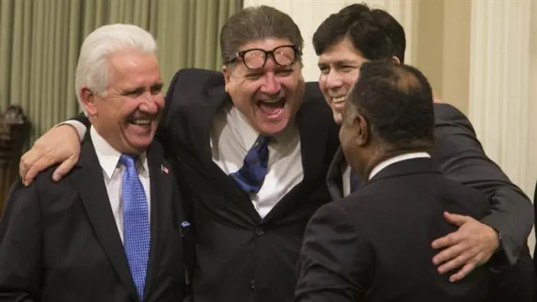 הרמברג (שני משמאל) מחבק