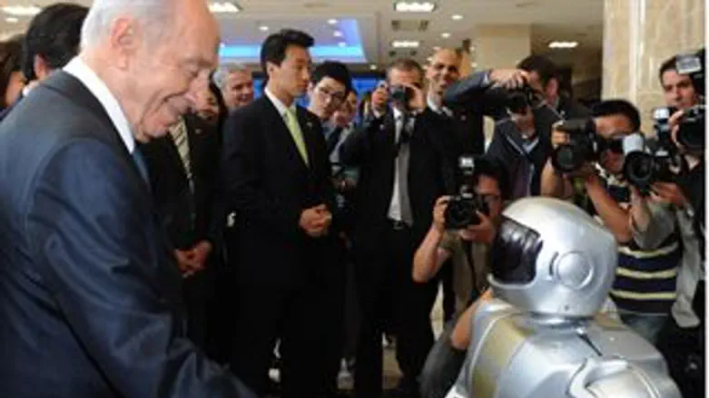 לוחץ יש לאחד המארחים בקוריאה. הנשיא פרס