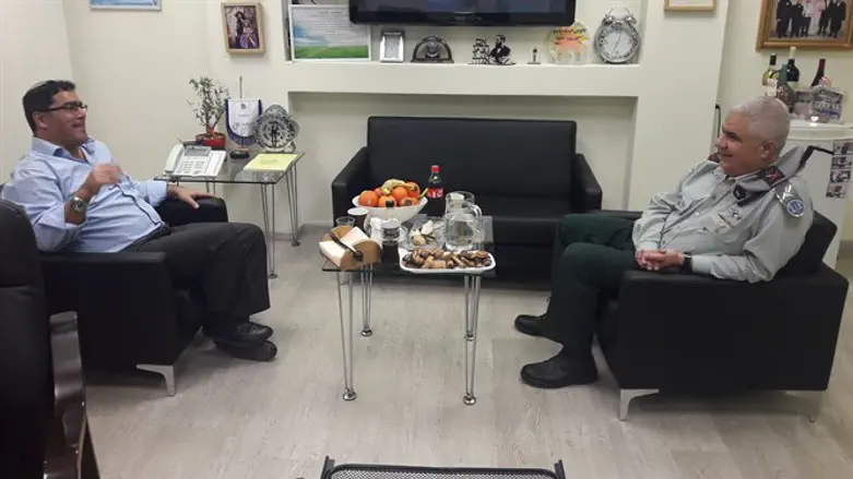 שר שלום ג'רבי עם האלוף מוטי אלמוז