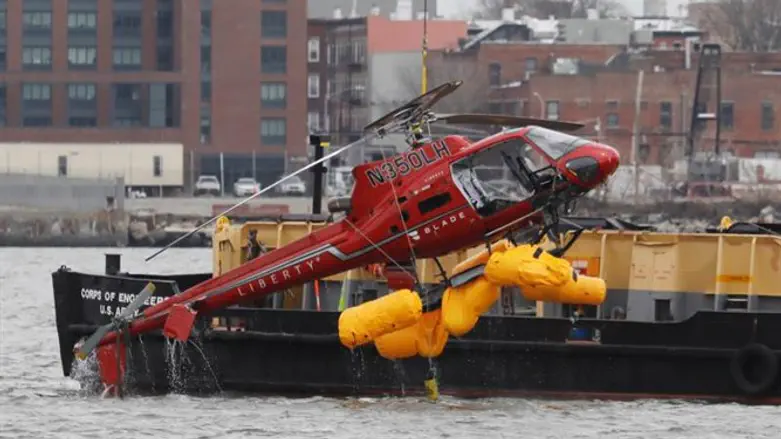 המסוק נמשה מהנהר.