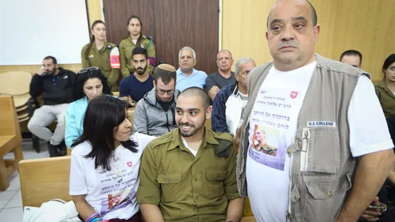 Элиор и Чарли Азария в зале суда