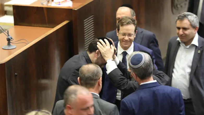 דוד אזולאי מברך את בנו ינון