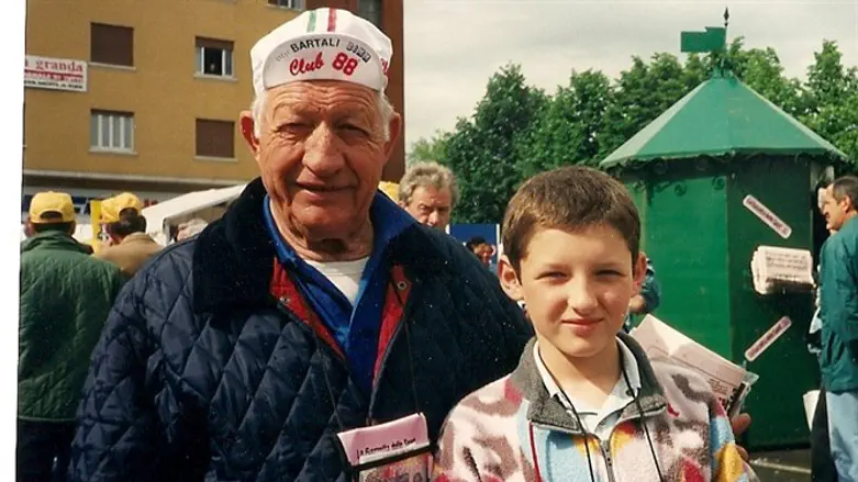 הילד ג'אקומו ברטג'ני עם סבו ג'ינו ברטלי, משתתפים במירוץ ב-1995