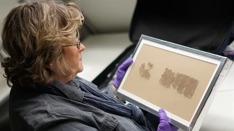 המשמרת טטיאנה טריגר מחזיקה את מגילת משפטי טהרה