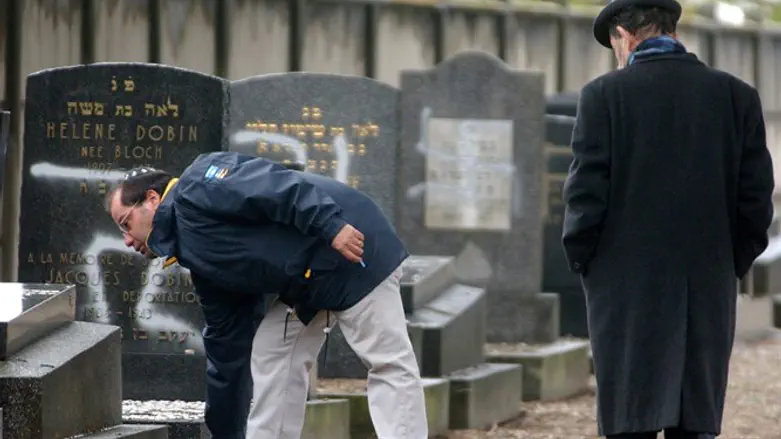 "גם חקיקה אנטי-יהודית היא אנטישמית במהותה". יהודים מול מצבות מחוללות בבית עלמין בצרפת