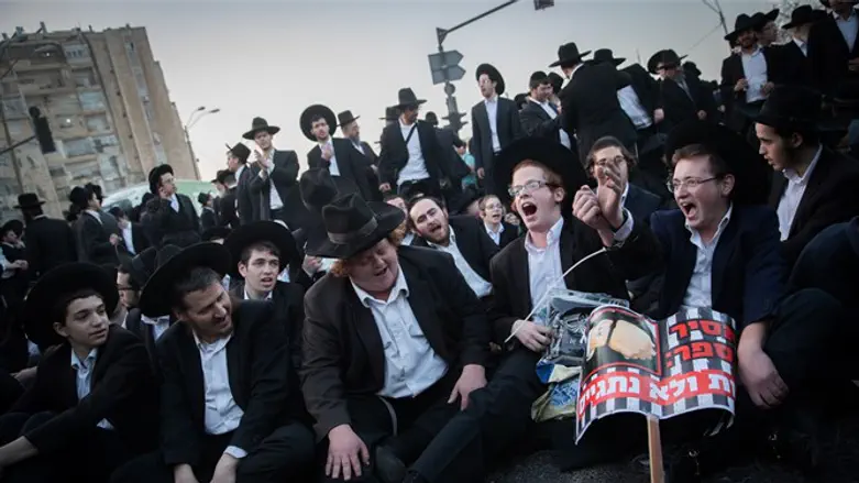 "החרדים לא יתגייסו. השאלה אם זה יהיה מבוסס בחוק או מערב פרוע". הפגנות חרדים נגד הגיוס