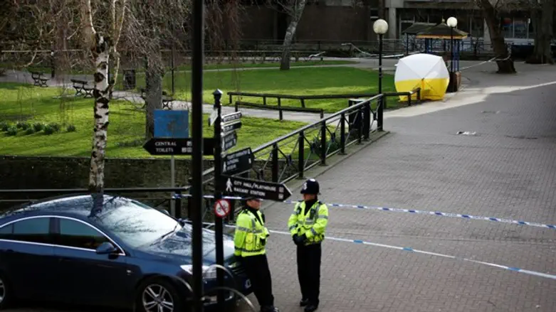 חסימה סביב ספסל עליו ישב סקריפל