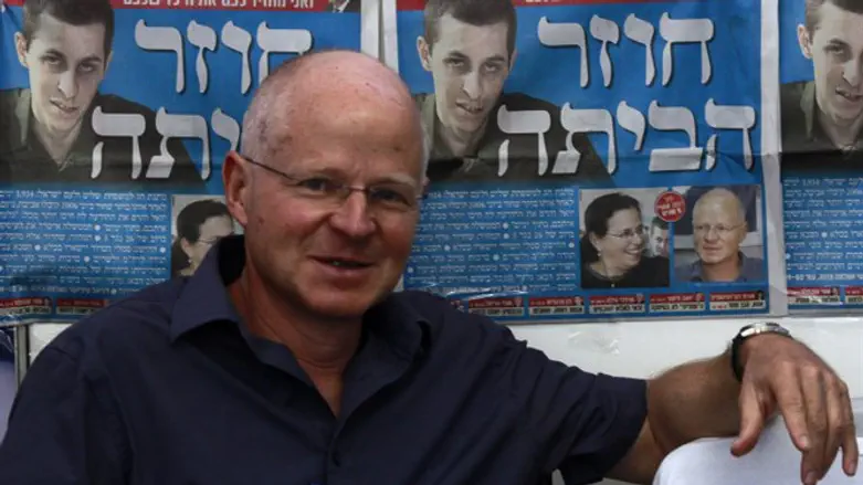 משיב אש. נועם שליט
