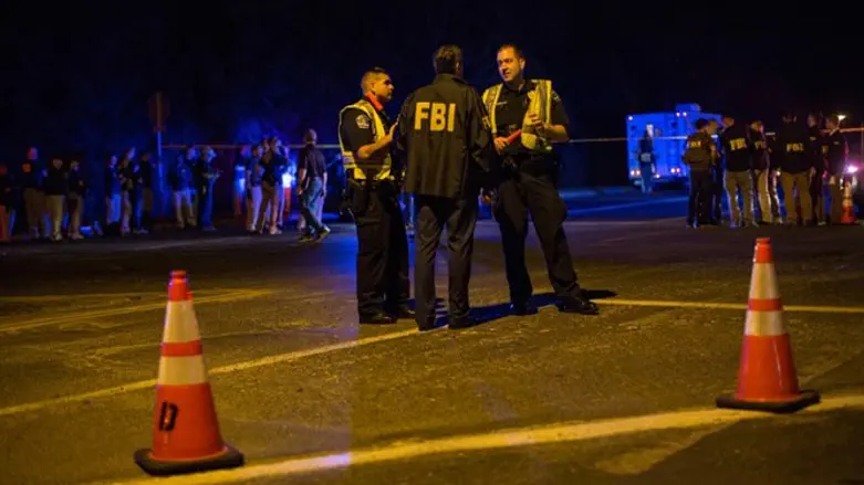 חוקרי FBI בזירה.