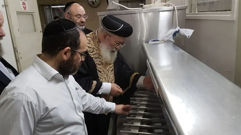 הרב עמאר במטבח בית החולים