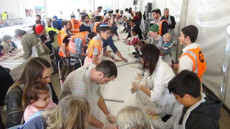 Выпечка мацы в Иерусалиме