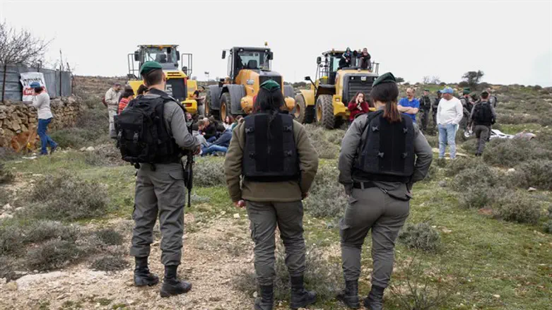 Civil Administration and Border Policemen arrive with tractors to demolish Netiv HaAvot