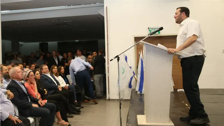 הרמת הכוסית אמש