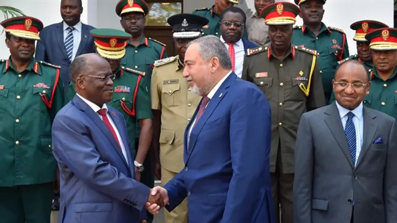 ליברמן עם נשיא טנזניה, ג'ון מגופולי ושר ההגנה מוייני חוסיין