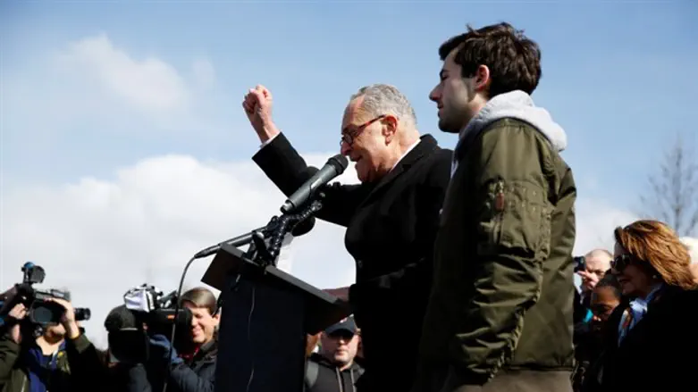 שומר בנאום בעד הגבלת נשק.