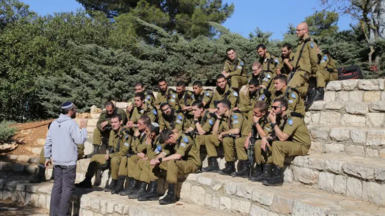 רוח אחרת מצד קצין חינוך ראשי. חיילים בהרצאה