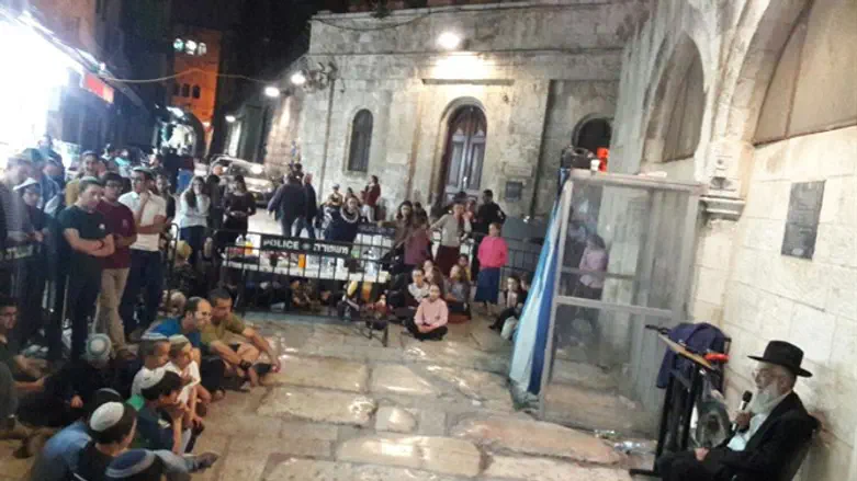 הרב אריאל במעמד השקת החנות