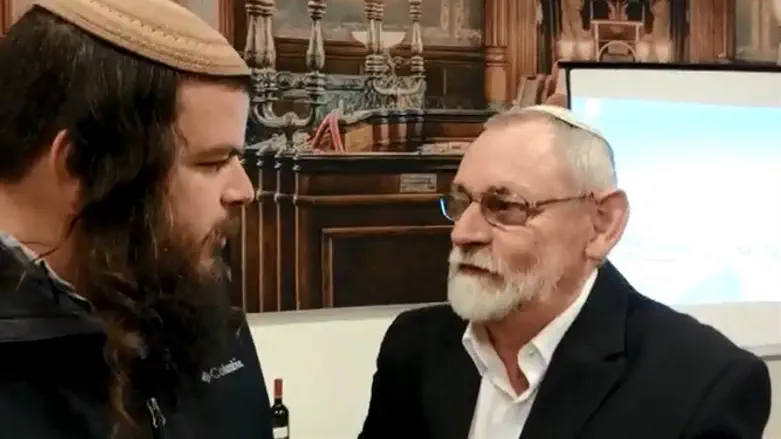 עם האיש שגילה את יהדותו