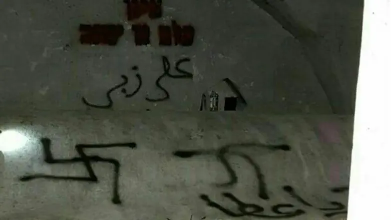 Свастики на гробнице Калева бен Иефуна