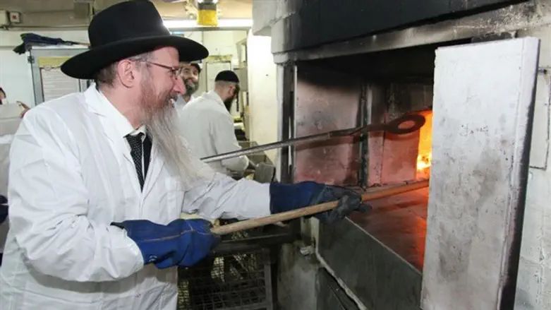 הרב בערל לאזאר משתתף באפיית מצות