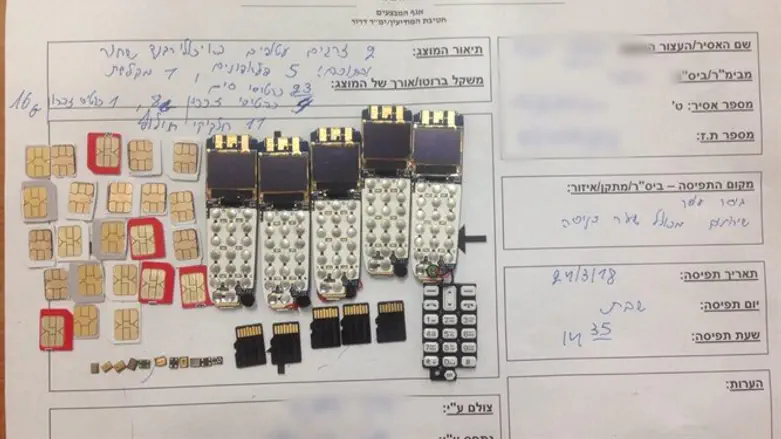חלק מהציוד הסלולרי שנתפס בגופו של העציר