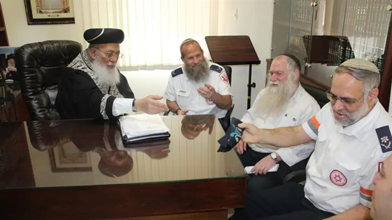 טקס מכירת החמץ של מד"א, בלשכת הרב עמאר