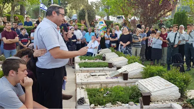 На могиле Элихая Тахарлева