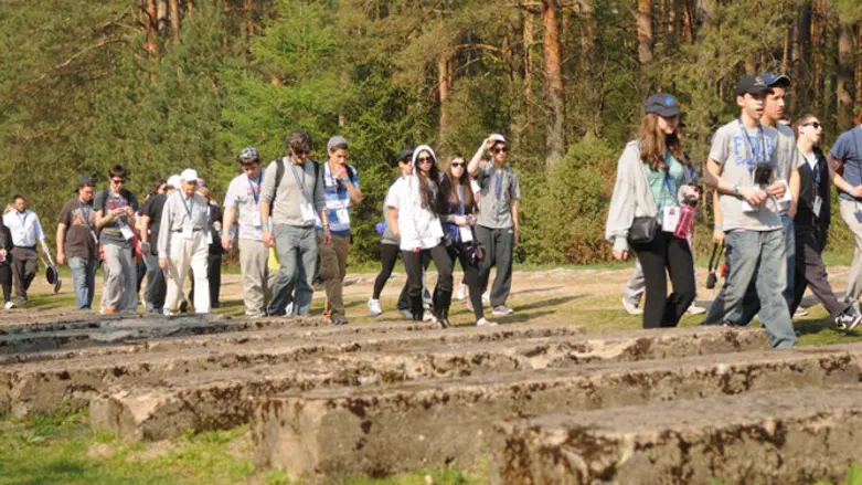 students learn about Holocaust