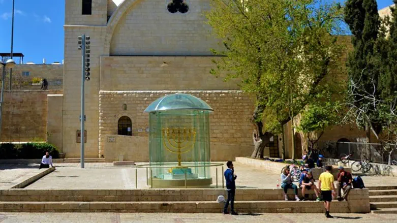 מנורת הזהב בכיכר החורבה