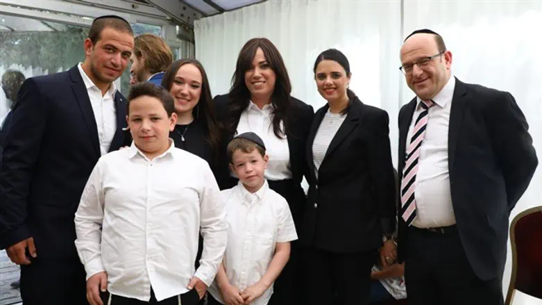 שקד עם השופטת חוי טוקר ומשפחתה