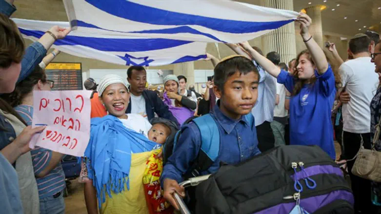 Members of the Bnei Menashe community arrive in Israel