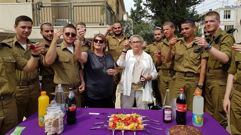 נחמה ריבלין עם החיילים
