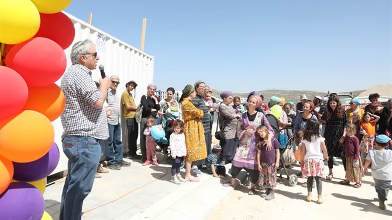 משפחות עמונה נכנסות לבתים בעמיחי