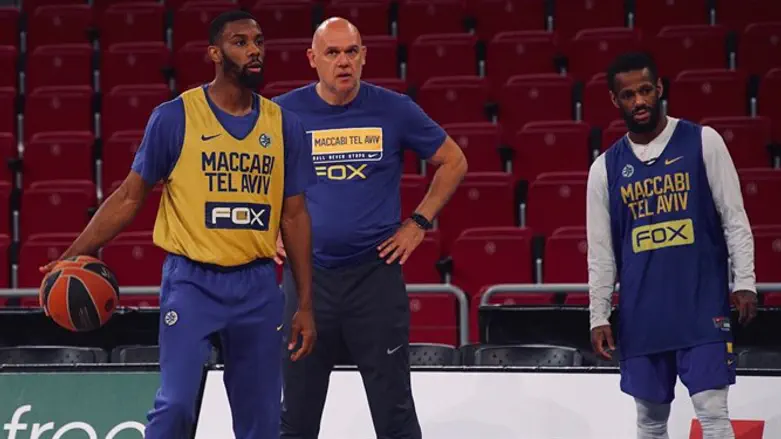 ספאחיה והשחקנים במהלך אימון בויטוריה, הערב