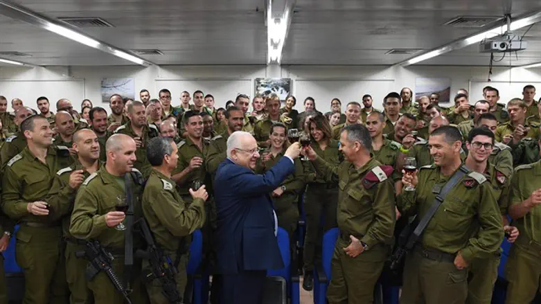 ריבלין עם הקצינים והחיילים