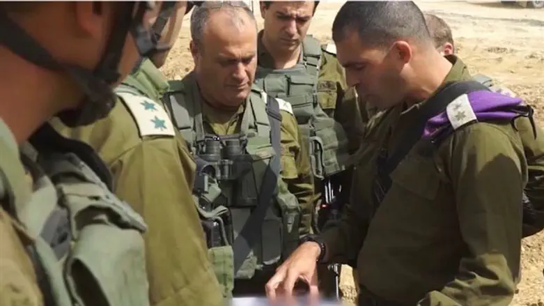 מפקד אוגדת עזה, תא״ל יהודה פוקס (במרכז)