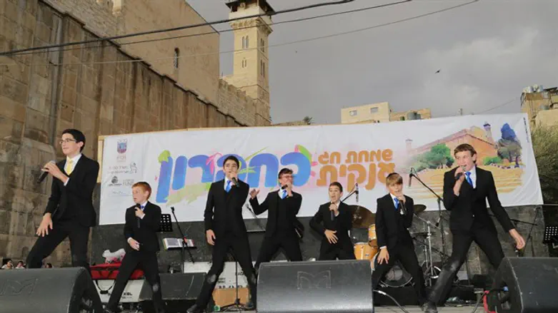 להקת הקינדערלך בהופעה בחברון