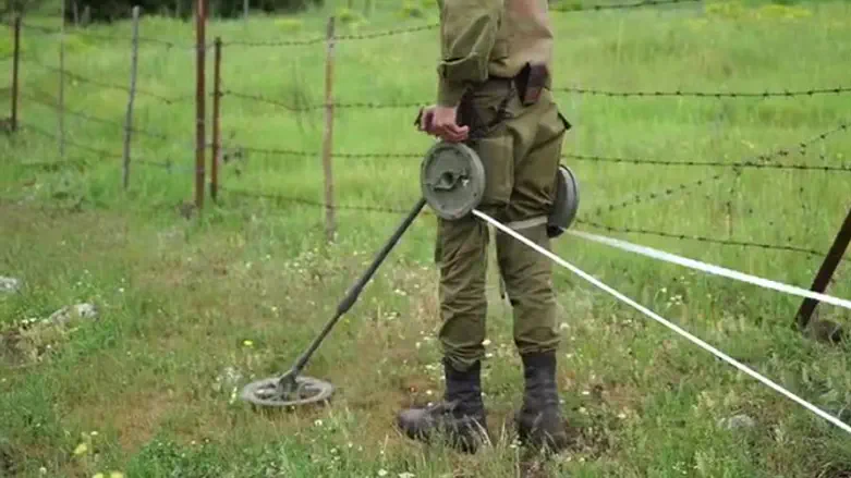 IDF minesweeping in the Golan