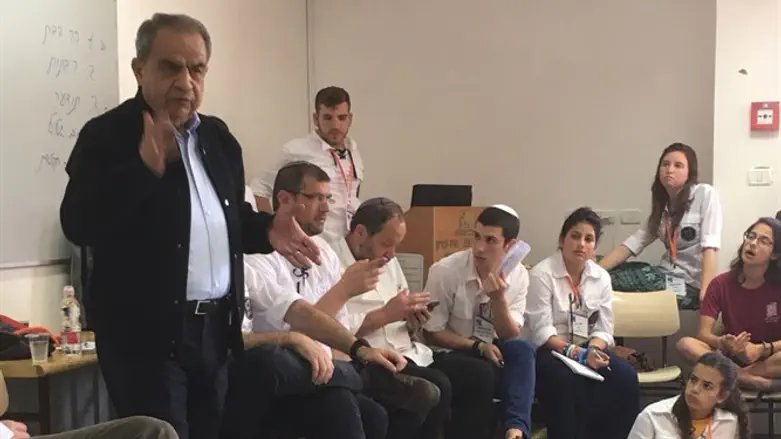 נזיר מג'לי עם חברי הועידה