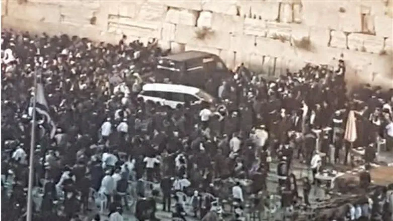 רכבו של הרב קנייבסקי ברחבת הכותל