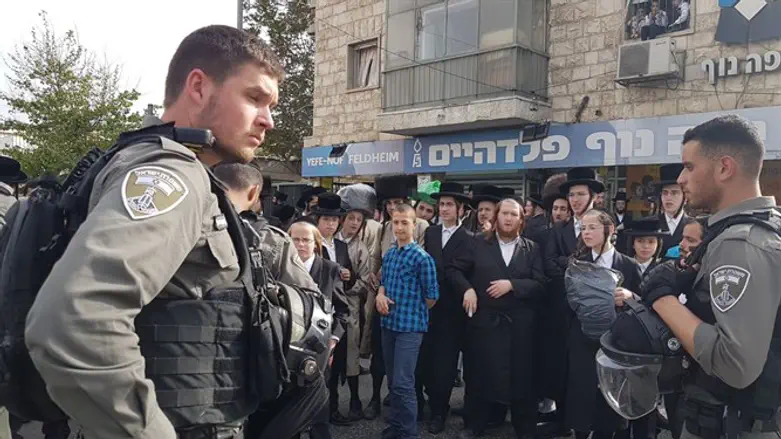 Демонстрация харедим на Цомете Бар-Илан