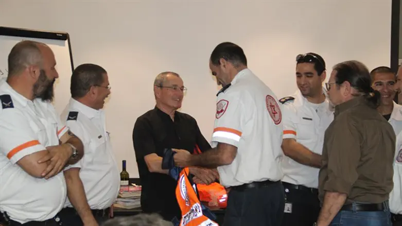 מיכאל (עם חולצה שחורה) במפגש המרגש