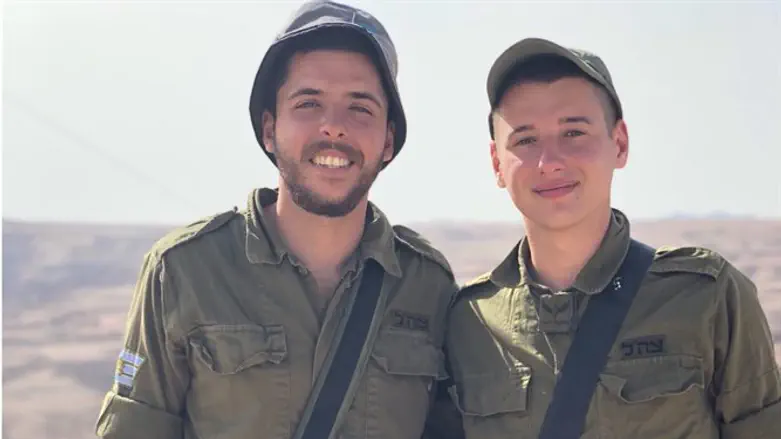 סמ''ר ראמל (משמאל)