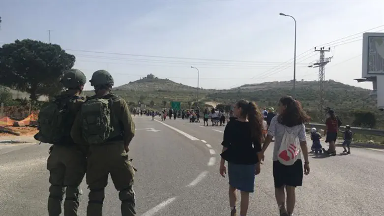 חיילים מאבטחים את הצועדים