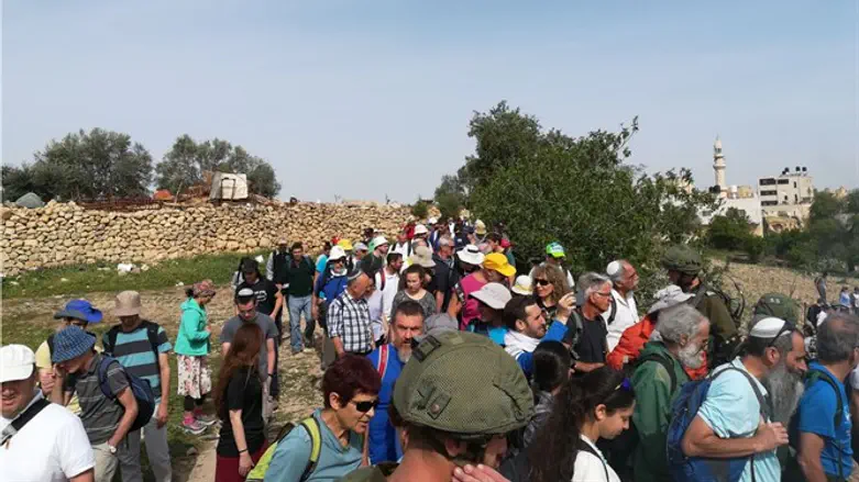 מטיילים בתל גבעון