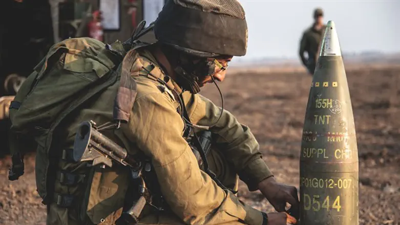 חייל תותחנים עם פגז