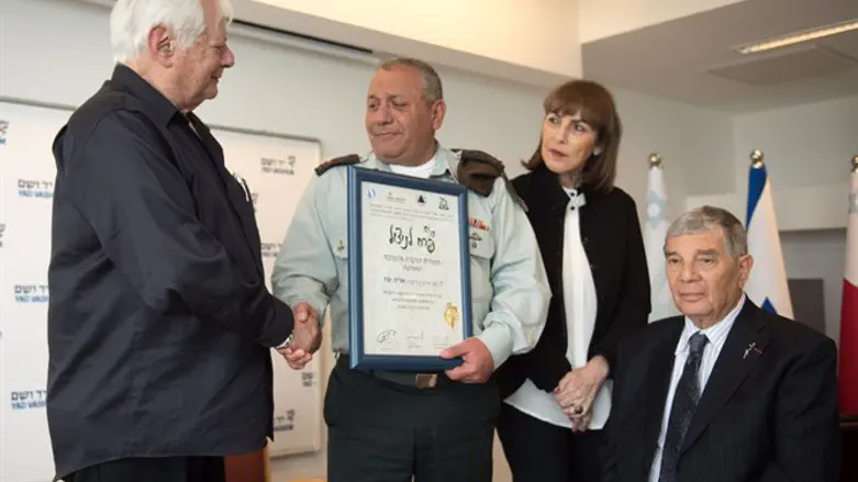 הרמטכ''ל מעניק את תעודת ההוקרה