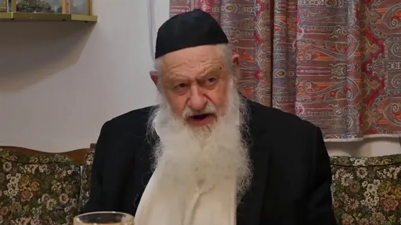 ראש הישיבה סבר שעליו להמשיך בקריירה תקשורתית וקולנועית. הרב אורי זוהר