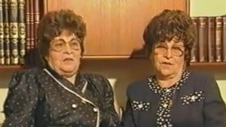 לאה פירשטיין עם אחותה חדווה