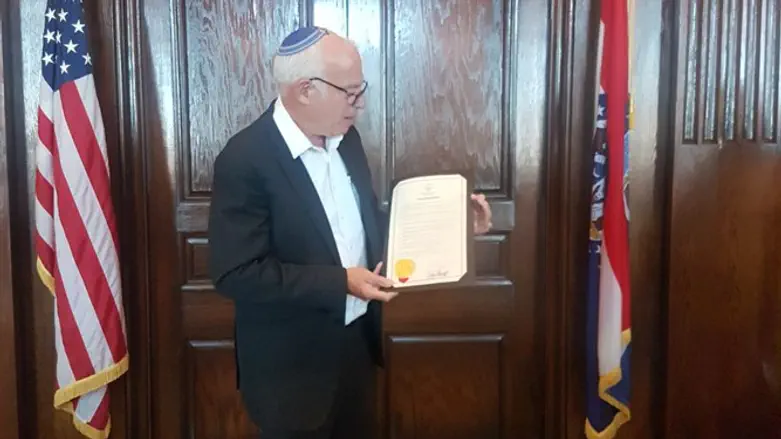 Minister Ariel with Missouri's declaration of support